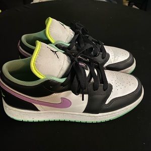 Jordan 1 low - size 6 y ( Women 7.5)